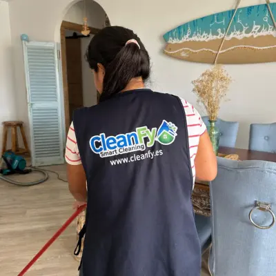 Equipo de limpieza profesional de Cleanfy en Tenerife